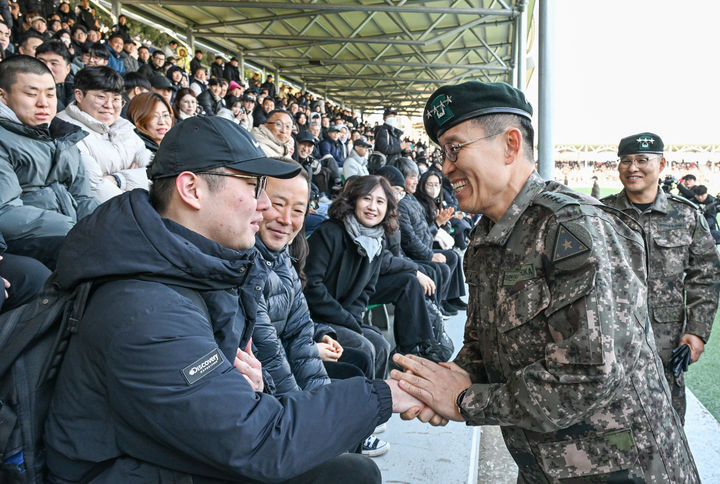 [서울=뉴시스] 5일 오후 충남 논산 육군훈련소에서 열린 새해 첫 입영식에서 김규하(대장) 육군참모총장이 환영인사 후 입영장정들을 격려하는 모습. (사진=육군 제공) 2026.01.05. photo@newsis.com *재판매 및 DB 금지