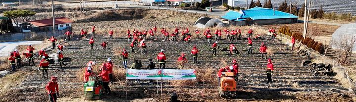 [청양=뉴시스] 5일 산림청이 충남 청양에서 '2026년도 산림청 시무식 및 산림재난 총력대응 결의대회'를 열고 영농부산물 파쇄작업을 하고 있다.(사진=산림청 제공) *재판매 및 DB 금지