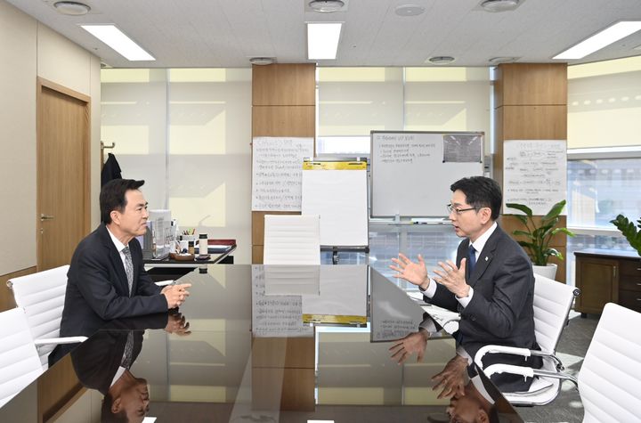 [홍성=뉴시스] 김태흠 충남도지사가 5일 세종시에 위치한 지방시대위원회에서 김경수 위원장을 만나 지역 현안 해결을 위한 햡조를 요청하고 있다. (사진=충남도 제공) 2026.01.05. photo@newsis.com&nbsp; *재판매 및 DB 금지