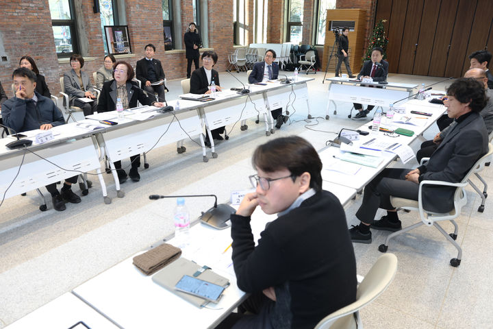 [청주=뉴시스] 5일 충북 청주시 상당구 문화동 충북도청 대회의실에서 충북자연학습원 활용방안 토론회가 열리고 있다. (사진=충북도 제공) 2026.01.05. photo@newsis.com *재판매 및 DB 금지