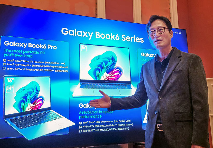 [라스베이거스=뉴시스]삼성전자 갤럭시 에코 비즈 팀장 이민철 부사장이 4일(현지시간) CES 2026이 열리는 미국 라스베이거스 윈 호텔에서 갤럭시 북6 시리즈를 소개하고 있다. (사진 = 삼성전자) 2026.01.05. photo@newsis.com&nbsp; *재판매 및 DB 금지