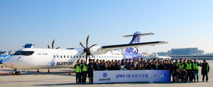 [서울=뉴시스] 지역항공 모빌리티(Regional Air Mobility) 섬에어(대표 최용덕)의 신조기가 프랑스 툴르즈를 출발해 지난 4일 김포국제공항에 도착했다. 사진은 김포공항에 도착한 섬에어 1호기 앞에서 임직원들이 기념 촬영을 하고 있다. 2025.01.05. (사진=섬에어 제공) photo@newsis.com *재판매 및 DB 금지