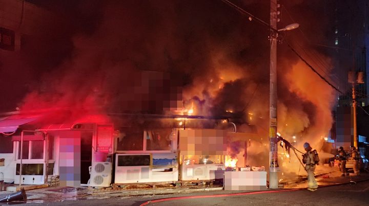 [울산=뉴시스] 박수지 기자 = 5일 오전 울산 남구 삼산동 한 횟집에서 불이 나 소방당국이 진화작업 중이다. 2026.01.05. (사진=울산소방본부 제공) photo@newsis.com *재판매 및 DB 금지