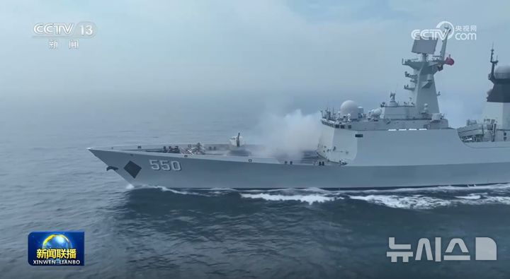 [베이징=뉴시스] 중국군은 4일 육·해·공군과 로켓군 등이 참여한 가운데 올해 연례 훈련을 개시했다고 중국 관영 중국중앙(CC)TV가 보도했다. 사진은 CCTV 보도 영상에 등장한 해군 함정 모습.(사진=중국 CCTV 갈무리) 2026.01.05 *DB 및 재판매 금지 photo@newsis.com