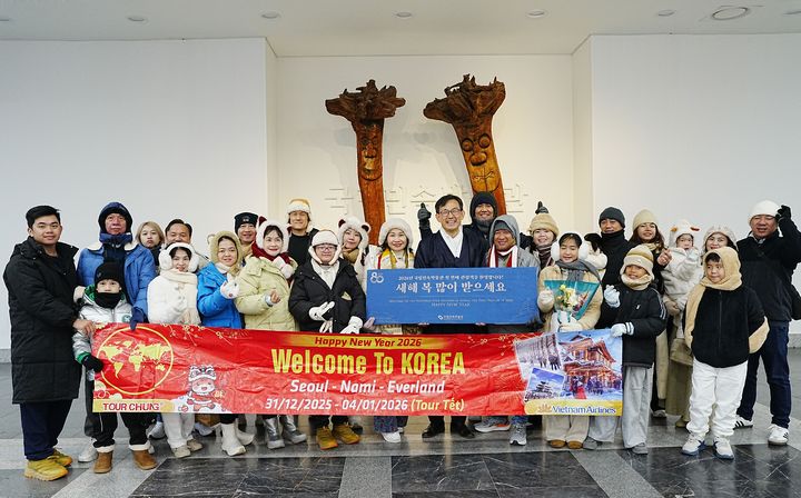 [서울=뉴시스] 새해 첫 국내 관람객 기념사진 (사진=국립민속박물관 제공) 2026.01.05. photo@newsis.com *재판매 및 DB 금지