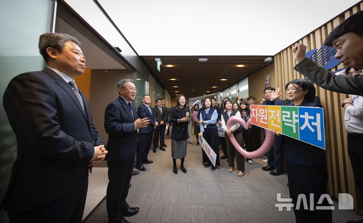 [세종=뉴시스]한국남부발전은 5일 부산 본사에서 2026년 신년인사회를 열고 '더 안전하고 깨끗한 발전, 더 혁신적인 에너지, 더 따뜻한 공기업'으로 나아가겠다는 각오를 다졌다.(사진=남부발전 제공)