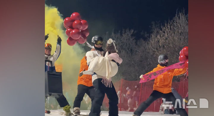 [서울=뉴시스] 중국의 한 스키장에서 여성이 ‘프린세스 서비스’를 이용하며 내려오는 모습. (사진 출처= 중국 sns 더우인) 2026.1.5 