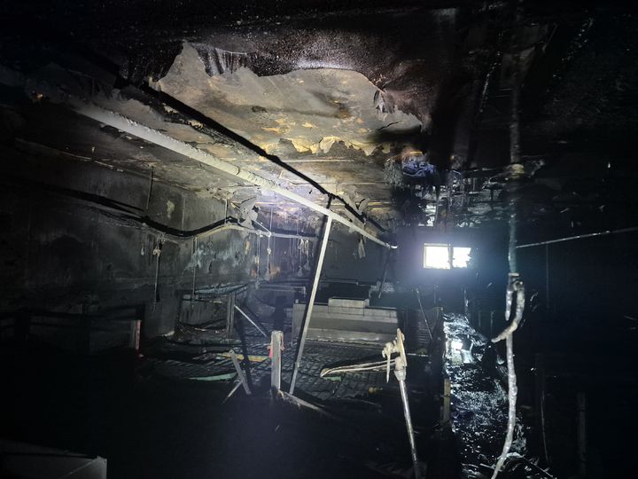 [홍성=뉴시스] 5일 오후 12시3분께 충남 홍성군 홍동면 홍원리의 한 돼지농장에서 불이 나 농장 내부 2729㎡가 일부 탔다. (사진=홍성소방서 제공) 2026.01.05. photo@newsis.com *재판매 및 DB 금지