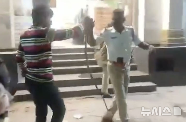 음주 단속 걸리자…뱀 들고 경찰 위협한 인도 남성