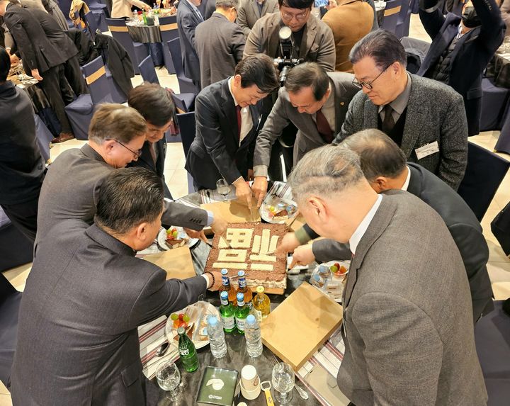 [진주=뉴시스] 진주상공회의소, 경제계 새해인사회.(사진=진주상의 제공).2026.01.05.photo@newsis.com *재판매 및 DB 금지