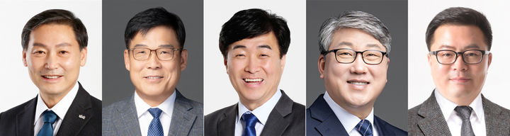 [진안=뉴시스] 제9회 전국동시지방선거 전북 진안군수 후보자 명단. 왼쪽부터 전춘성 현 진안군수, 이우규 더민주진안혁신회의 상임대표, 고준식 더불어민주당 전북도당 부위원장, 천춘진 더불어민주당 진안군농업인위원장, 한수용 전 더불어민주당 정책위부의장. (사진=뉴시스 전북취재본부) photo@newsis.com *재판매 및 DB 금지