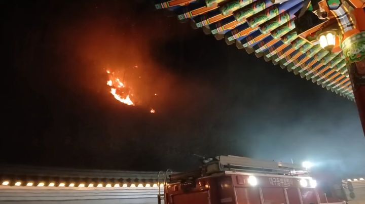 [대구=뉴시스] 5일 오후 6시37분께 대구 동구 진인동 산림 일대에서 불이 났다. (사진=산림청 제공) 2025.01.05. photo@newsis.com *재판매 및 DB 금지