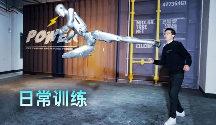 [서울=뉴시스]중국 로봇 전문 기업 유니트리(중국명 위수커지)가 4일 자사의 최신형 휴머노이드 로봇 'H2'의 훈련 영상을 공개해 주목을 받고 있다. H2 훈련 모습. <사진출처: 웨이보> 2025.01.05