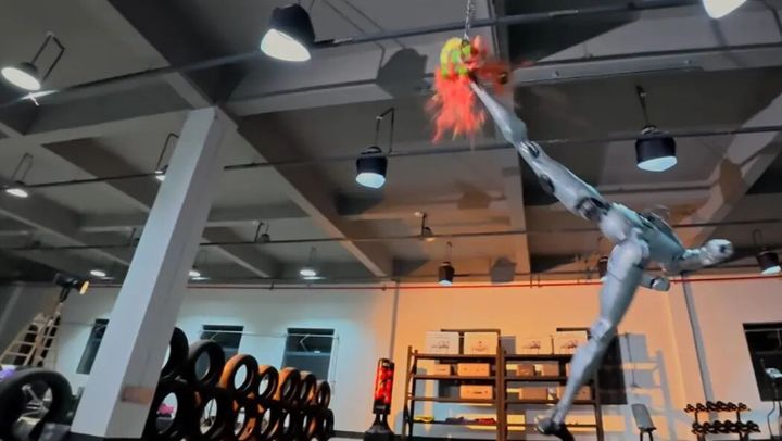 [서울=뉴시스]중국 로봇 전문 기업 유니트리(중국명 위수커지)가 4일 자사의 최신형 휴머노이드 로봇 'H2'의 훈련 영상을 공개해 주목을 받고 있다. H2 훈련 모습. <사진출처: 웨이보> 2025.01.05 