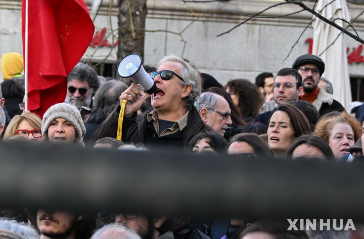 [ 마드리드=신화/뉴시스] 스페인의 마드리드 미 대사관 앞에서 1월 4일 중남미계 이민과 자손들, 스페인 국민들이 함께 베네수엘라에 무력진입한 미국의 마두로 대통령 체포에 항의하는 집회를 열고 있다. 2026.01.05.