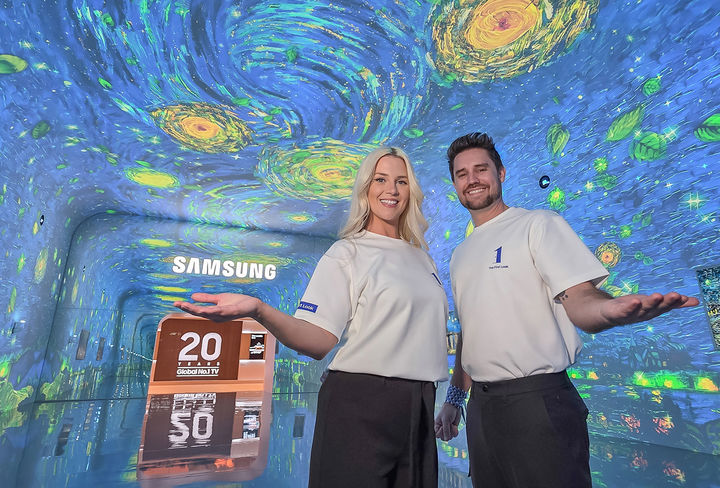 [서울=뉴시스] 삼성전자는 4일부터 7일까지(현지 시간) 미국 라스베이거스에서 열리는 세계 최대 전자 전시회 CES 2026에 단독 전시관을 마련하고 '더 퍼스트룩(The First Look)'을 개최한다.'더 퍼스트룩'은 삼성전자가 CES에 맞춰 진행하는 전시와 프레스 콘퍼런스 등 모든 프로그램을 통합한 명칭으로 삼성전자의 신제품과 신기술을 처음으로 선보인다는 의미를 담고있다. 사진은 모델이 대형 터널 형태의 'AI 갤러리'를 소개하고 있다. (사진=삼성전자 제공) 2026.01.05. photo@newsis.com *재판매 및 DB 금지