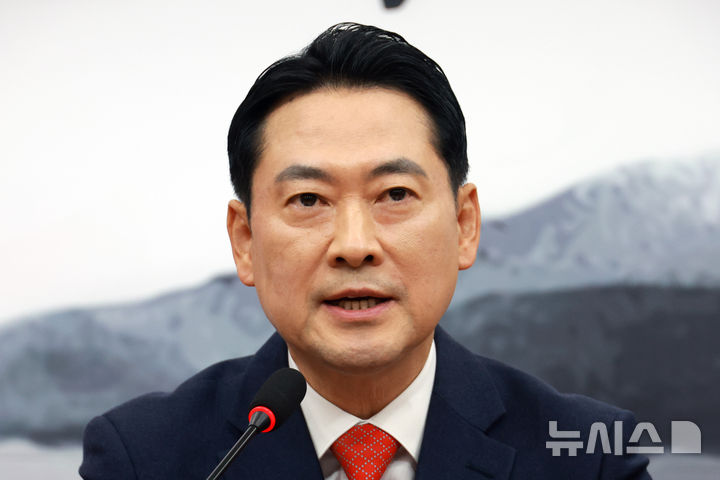 [서울=뉴시스] 고승민 기자 = 장동혁 국민의힘 대표가 5일 서울 여의도 국회에서 열린 최고위원회의에서 발언하고 있다. 2026.01.05. kkssmm99@newsis.com