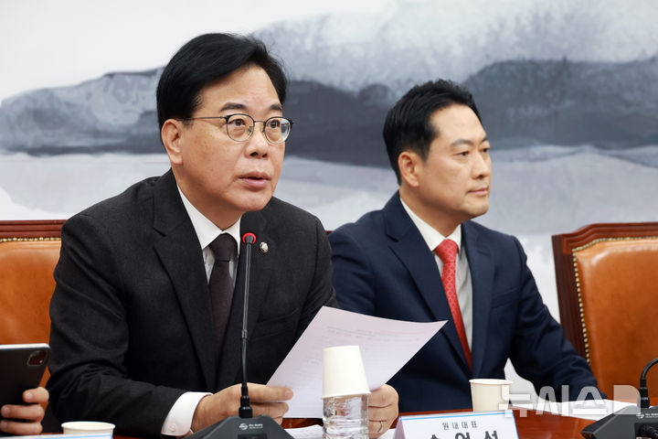 [서울=뉴시스] 고승민 기자 = 송언석 국민의힘 원내대표가 5일 서울 여의도 국회에서 열린 최고위원회의에서 발언하고 있다. 2026.01.05. kkssmm99@newsis.com