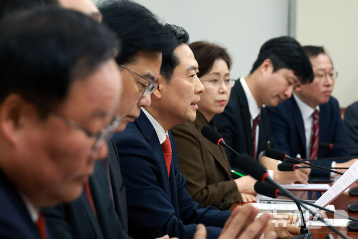 [서울=뉴시스] 고승민 기자 = 장동혁 국민의힘 대표가 5일 서울 여의도 국회에서 열린 최고위원회의에서 발언하고 있다. 2026.01.05. kkssmm99@newsis.com