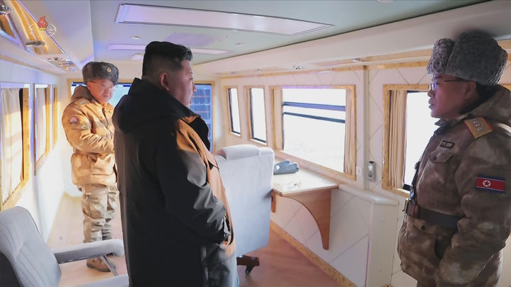 [서울=뉴시스] 북한 조선중앙TV는 지난 4일 김정은 국무위원장 참관하에 극초음속미사일 발사훈련을 진행했다고 5일 보도했다. (사진=조선중앙TV 캡처) 2026.01.05. photo@newsis.com *재판매 및 DB 금지