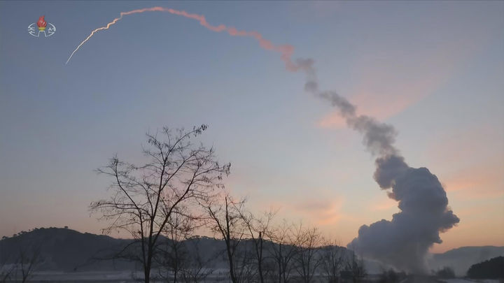 [서울=뉴시스] ﻿﻿북한이 14일 미상의 발사체를 발사한 가운데 일본 방위성은 탄도미사일로 추정되는 물체가 자국 배타적경제수역(EEZ) 바깥쪽 해상에 낙하했다고 밝혔다. 북한 극초음속미사일 발사 훈련이 진행 중인 모습. 2026.03.14 *재판매 및 DB 금지