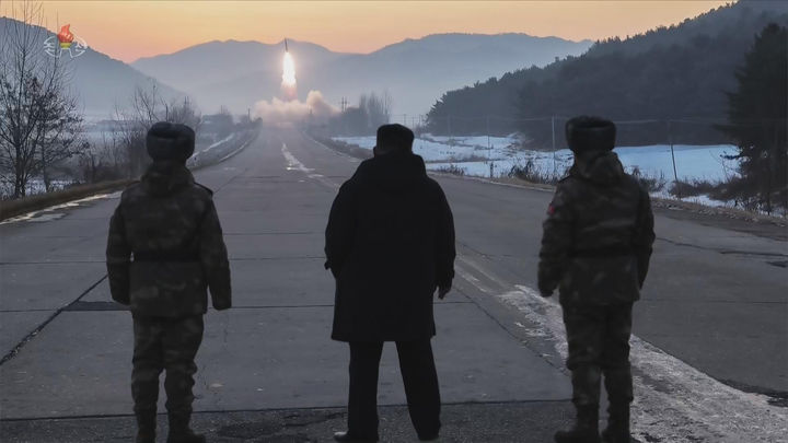 [서울=뉴시스] 북한 조선중앙TV는 지난 4일 김정은 국무위원장 참관하에 극초음속미사일 발사훈련을 진행했다고 5일 보도했다. (사진=조선중앙TV 캡처) 2026.01.05. photo@newsis.com *재판매 및 DB 금지