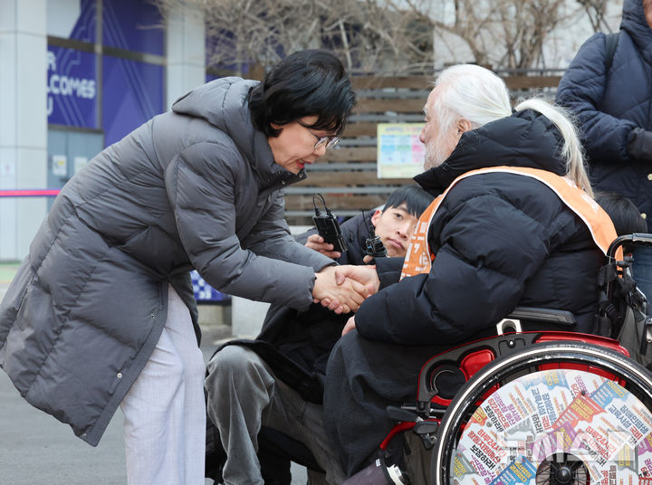 [서울=뉴시스] 김진아 기자 = 이혜훈 기획예산처 장관 후보자가 5일 오전 서울 중구 예금보험공사에 마련된 인사청문회 준비 사무실로 출근하며 박경석 전국장애인차별철폐연대(전장연) 상임공동대표와 대화를 하고 있다. 2025.01.05. bluesoda@newsis.com