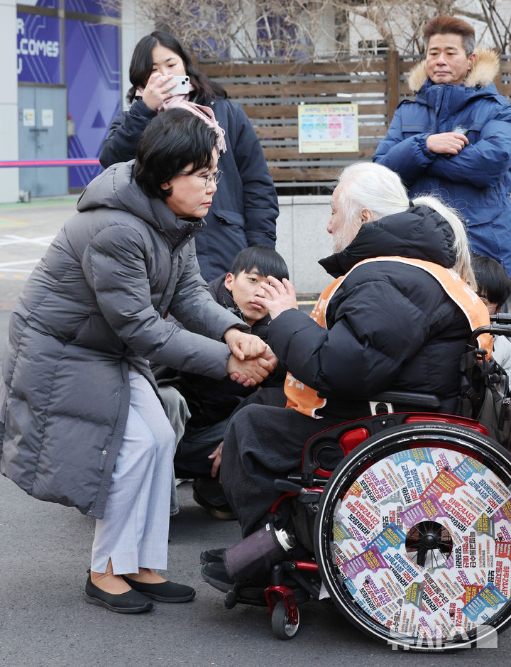 [서울=뉴시스] 김진아 기자 = 이혜훈 기획예산처 장관 후보자가 5일 오전 서울 중구 예금보험공사에 마련된 인사청문회 준비 사무실로 출근하며 박경석 전국장애인차별철폐연대(전장연) 상임공동대표와 대화를 하고 있다. 2025.01.05. bluesoda@newsis.com