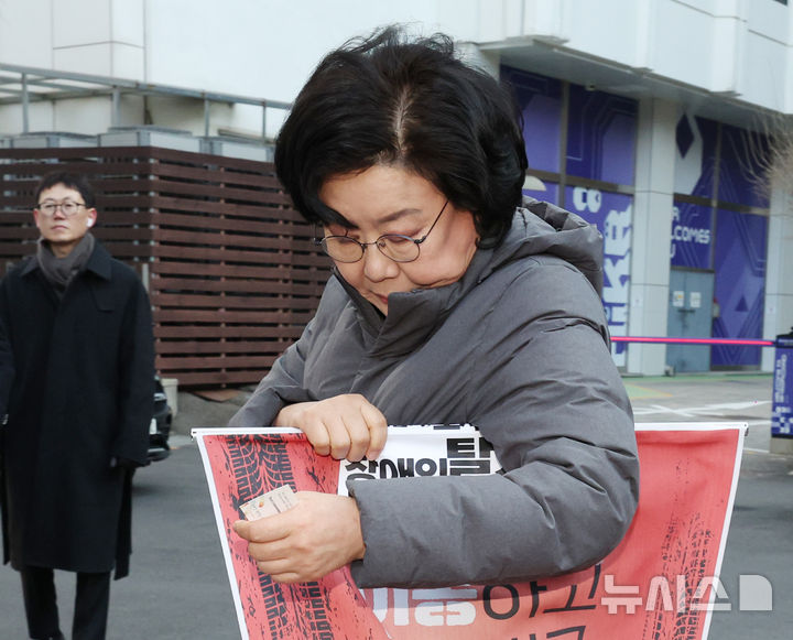 [서울=뉴시스] 김진아 기자 = 이혜훈 기획예산처 장관 후보자가 5일 오전 서울 중구 예금보험공사에 마련된 인사청문회 준비 사무실로 출근하며 전국장애인차별철폐연대 관계자들과 인사를 나눈뒤 사무실로 향하고 있다. 2025.01.05. bluesoda@newsis.com
