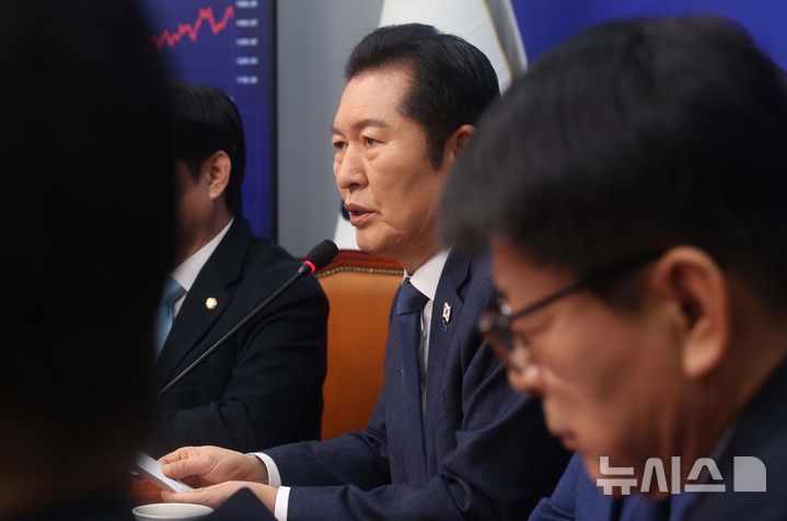 [서울=뉴시스] 조성봉 기자 = 정청래 더불어민주당 대표가 5일 오전 서울 여의도 국회에서 열린 최고위원회의에서 발언을 하고 있다. 2026.01.05. suncho21@newsis.com