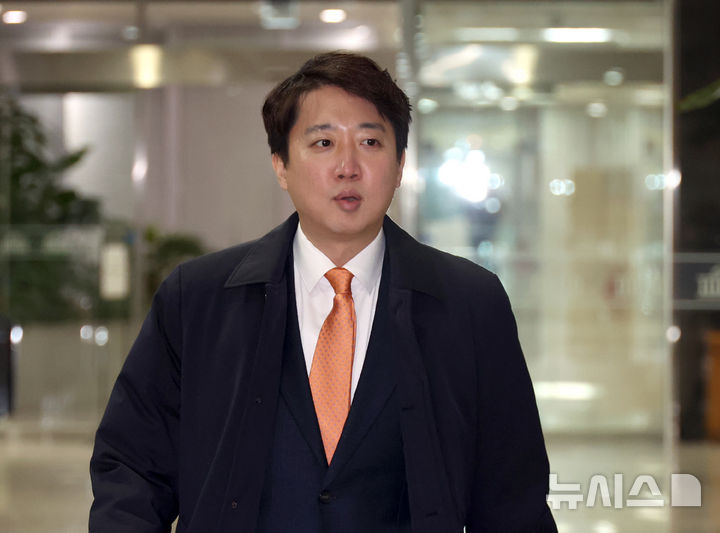 "애들 도서관에 책 사줘야지"…이준석, 1억 건 유튜버와 '부정선거 토론'