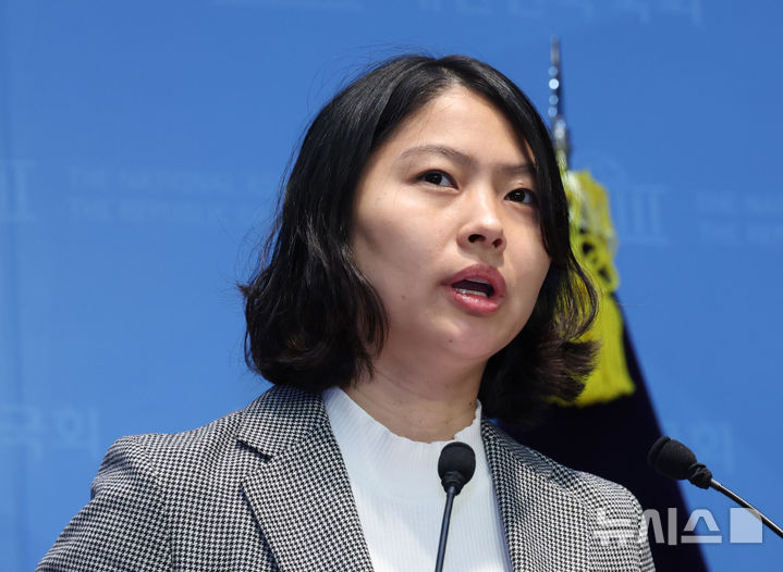 [서울=뉴시스] 김금보 기자 = 손주하 국민의힘 서울 중구 구의원이 5일 오전 서울 여의도 국회 소통관에서 '이혜훈 기획예산처 장관 후보자 갑질 폭로 기자회견'을 열고 피해를 주장하고 있다. 2026.01.05. kgb@newsis.com