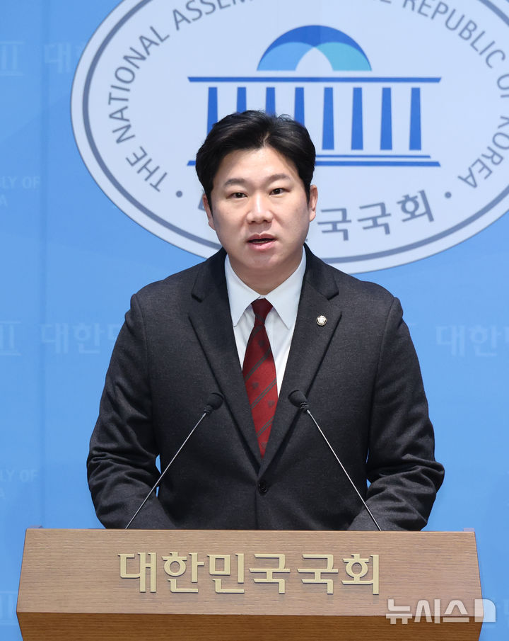 [서울=뉴시스] 김금보 기자 = 진종오 국민의힘 의원이 5일 오전 서울 여의도 국회 소통관에서 열린 '이혜훈 기획예산처 장관 후보자 갑질 폭로 기자회견'에서 발언을 하고 있다. 2026.01.05. kgb@newsis.com