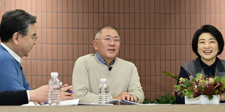 [서울=뉴시스] 현대자동차그룹은 5일 2026년 신년회를 개최했다. 올해 신년회에는 정의선 회장을 비롯한 현대차그룹 주요 경영진들이 참석해 올해 경영방향성, 미래 모빌리티 핵심 기술 개발 현황과 기술 내재화 및 연관 생태계 구축에 대한 의지, 조직문화 등에 대해 임직원들과 진솔하게 소통했다.사진은 정의선 회장이 그룹 임직원들에게 새해 메시지를 전하는 모습. (사진=현대차그룹 제공) 2026.01.05. photo@newsis.com *재판매 및 DB 금지