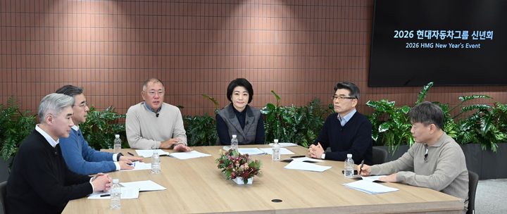 [서울=뉴시스] 현대자동차그룹은 5일 2026년 신년회를 개최했다. 올해 신년회에는 정의선 회장을 비롯한 현대차그룹 주요 경영진들이 참석해 올해 경영방향성, 미래 모빌리티 핵심 기술 개발 현황과 기술 내재화 및 연관 생태계 구축에 대한 의지, 조직문화 등에 대해 임직원들과 진솔하게 소통했다. 왼쪽부터 현대차그룹 성 김 사장, 현대차그룹 장재훈 부회장, 현대차그룹 정의선 회장, 현대차그룹 김혜인 부사장, 기아 송호성 사장, 현대모비스 이규석 사장. (사진=현대차그룹 제공) 2026.01.05. photo@newsis.com *재판매 및 DB 금지