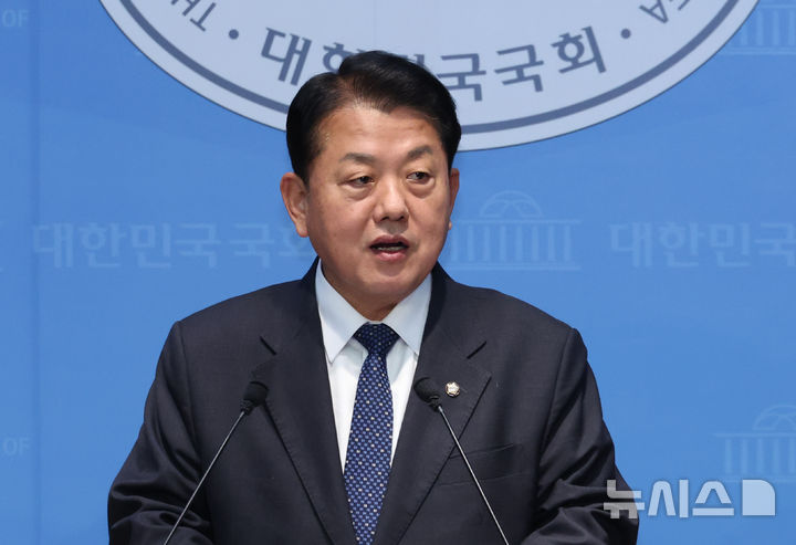 [서울=뉴시스] 김금보 기자 = 김병주 더불어민주당 의원이 지난달 5일 오전 서울 여의도 국회 소통관에서 경기도지사 출마 기자회견을 하고 있다. 2026.01.05. kgb@newsis.com