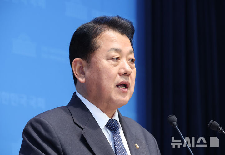 [서울=뉴시스] 김금보 기자 = 김병주 더불어민주당 의원이 5일 오전 서울 여의도 국회 소통관에서 경기도지사 출마 기자회견을 하고 있다. 2026.01.05. kgb@newsis.com