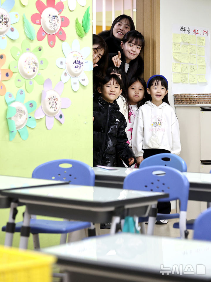 [대구=뉴시스] 이무열 기자 = 대구지역 공립초등학교 신입생 예비소집일인 5일 대구 동구 팔공초등학교에서 예비 초등학생과 학부모가 교실을 둘러보고 있다. 2026.01.05. lmy@newsis.com