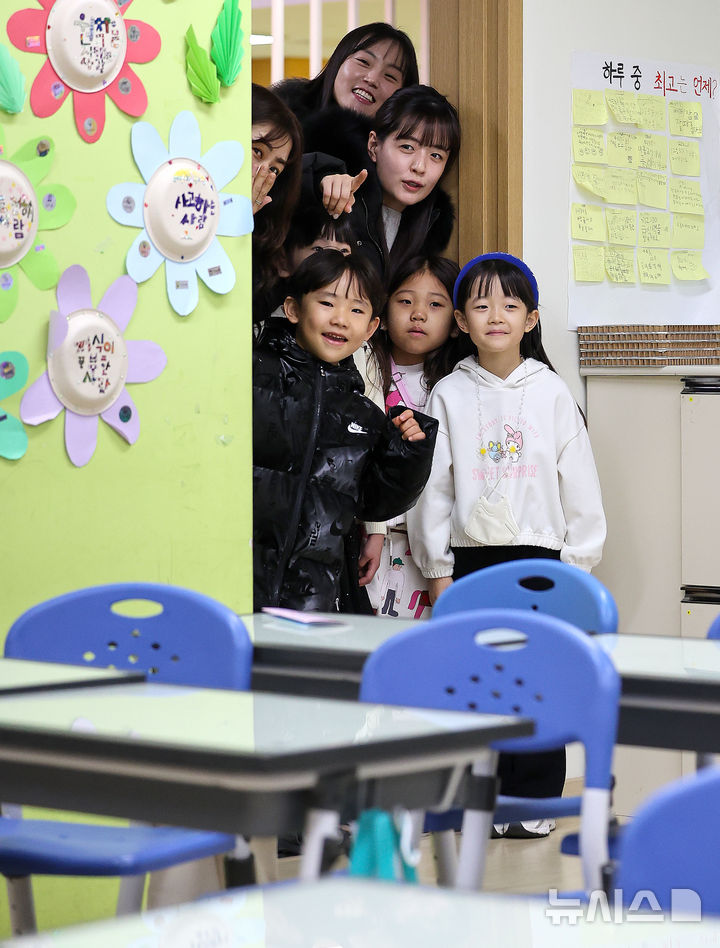 [대구=뉴시스] 이무열 기자 = 대구지역 공립초등학교 신입생 예비소집일인 5일 대구 동구 팔공초등학교에서 예비 초등학생과 학부모가 교실을 둘러보고 있다. 2026.01.05. lmy@newsis.com