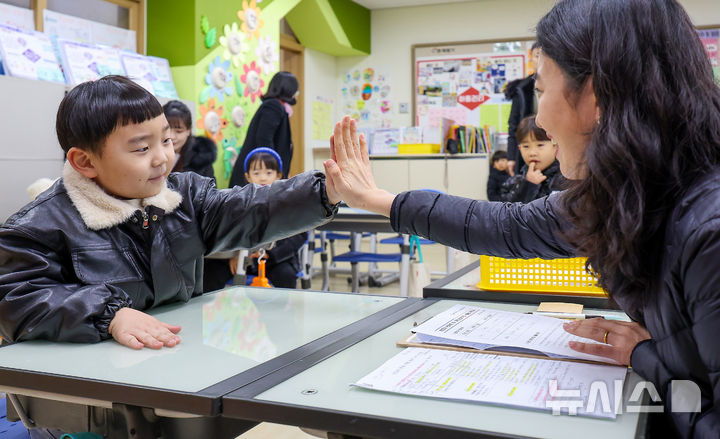 [대구=뉴시스] 이무열 기자 = 대구지역 공립초등학교 신입생 예비소집일인 5일 대구 동구 팔공초등학교에서 예비 초등학생과 교사가 인사를 나누고 있다. 2026.01.05. lmy@newsis.com