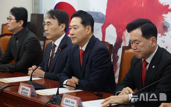 [서울=뉴시스] 조성봉 기자 = 장동혁 국민의힘 대표가 지난 5일 오전 서울 여의도 국회에서 열린 야당탄압가짜뉴스감시특위 제1차 전체회의에서 발언을 하고 있다. 2026.01.05. suncho21@newsis.com