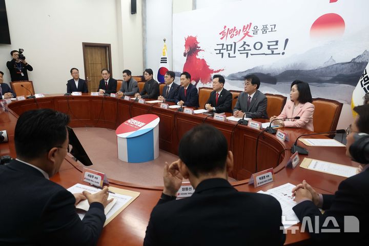 [서울=뉴시스] 조성봉 기자 = 장동혁 국민의힘 대표가 지난 5일 오전 서울 여의도 국회에서 열린 야당탄압가짜뉴스감시특위 제1차 전체회의에서 발언을 하고 있다. 2026.01.05. suncho21@newsis.com