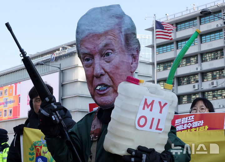 [서울=뉴시스] 배훈식 기자 = 5일 오전 서울 종로구 광화문광장에서 열린 트럼프 1년 규탄 국제민중공동행동 조직위원회 긴급 기자회견에서 한 참여자가 베네수엘라 침공을 규탄하며 도널드 트럼프 미국 대통령 퍼포먼스를 하고 있다. 2026.01.05. dahora83@newsis.com