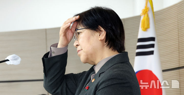 [세종=뉴시스] 강종민 기자 = 정은경 보건복지부 장관이 1월 5일 세종시 정부세종청사에서 단상에 올라 머리를 만지고 있는 모습. 2026.01.05. ppkjm@newsis.com