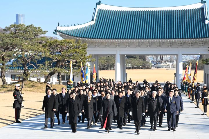 [서울=뉴시스] 류현주 기자 = 한국자유총연맹 총재 직무대리 등 임직원들이 5일 서울 동작구 국립서울현충원을 참배하고 있다. (사진=한국자유총연맹 제공) 2026.01.05. photo@newsis.com *재판매 및 DB 금지