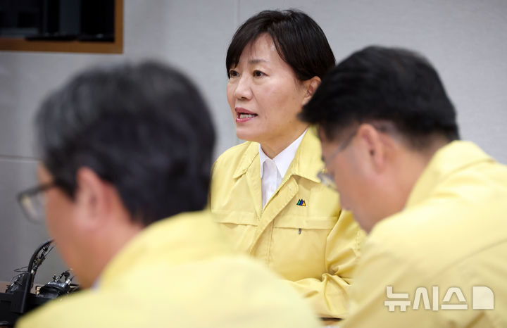 [세종=뉴시스] 강종민 기자 = 송미령 농림축산식품부 장관이 5일 세종시 정부세종청사 농식품부 재난상황실에서 열린 고병원성 AI 중앙사고수습본부 회의에서 AI 발생에 따른 추가 확산 방지를 위한 방역상황을 점검하고 있다. 2026.01.05. ppkjm@newsis.com