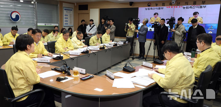 [세종=뉴시스] 강종민 기자 = 사진은 송미령 농림축산식품부 장관이 지난 1월5일 세종시 정부세종청사 농식품부 재난상황실에서 열린 고병원성 AI 중앙사고수습본부 회의에서 AI 발생에 따른 추가 확산 방지를 위한 방역상황을 점검하고 있는 모습. 2026.01.05. ppkjm@newsis.com