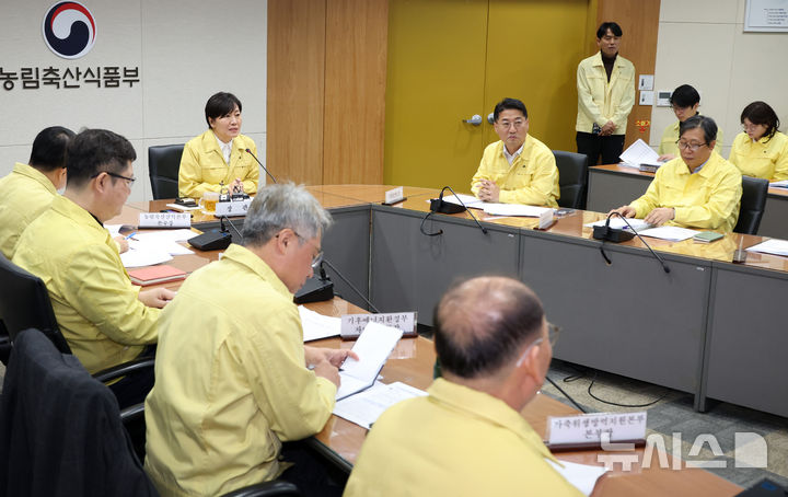 [세종=뉴시스] 강종민 기자 = 송미령 농림축산식품부 장관이 5일 세종시 정부세종청사 농식품부 재난상황실에서 열린 고병원성 AI 중앙사고수습본부 회의에서 AI 발생에 따른 추가 확산 방지를 위한 방역상황을 점검하고 있다. 2026.01.05. ppkjm@newsis.com