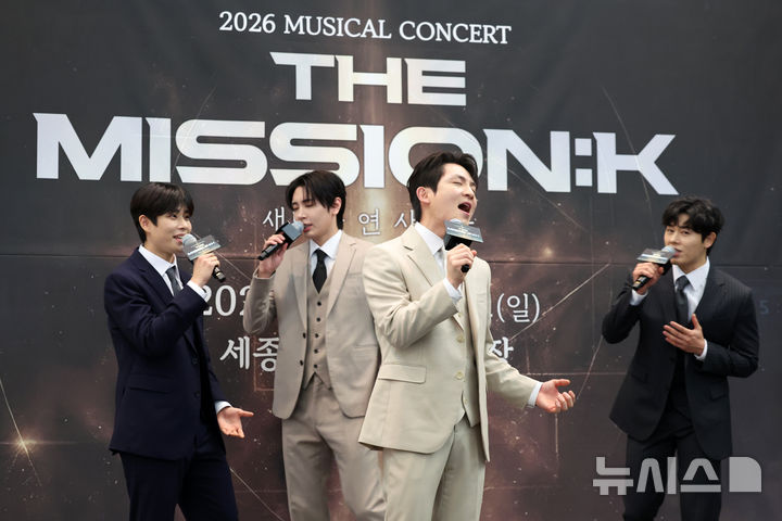 [서울=뉴시스] 박진희 기자 = K-pop 뮤지컬 콘서트 '더 미션:K(The Mission:K)' 주연 배우 김동준(ZE:A), 재윤(SF9), MJ(아스트로), 리키(틴탑)가 5일 서울 중구 프레스센터에서 주요 장면을 시연하고 있다. 2026.01.05. pak7130@newsis.com