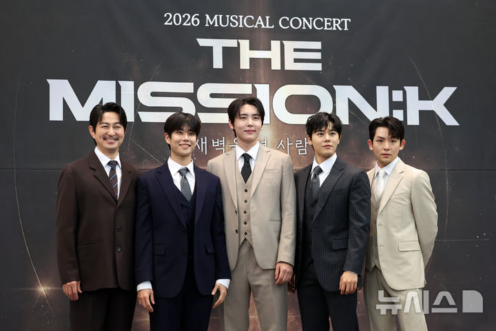 [서울=뉴시스] 박진희 기자 = K-pop 뮤지컬 콘서트 '더 미션:K(The Mission:K)' 배우 서범석(왼쪽부터), MJ(아스트로), 재윤(SF9), 김동준(ZE:A), 리키(틴탑)가 5일 서울 중구 프레스센터에서 기자간담회를 하고 있다. 2026.01.05. pak7130@newsis.com